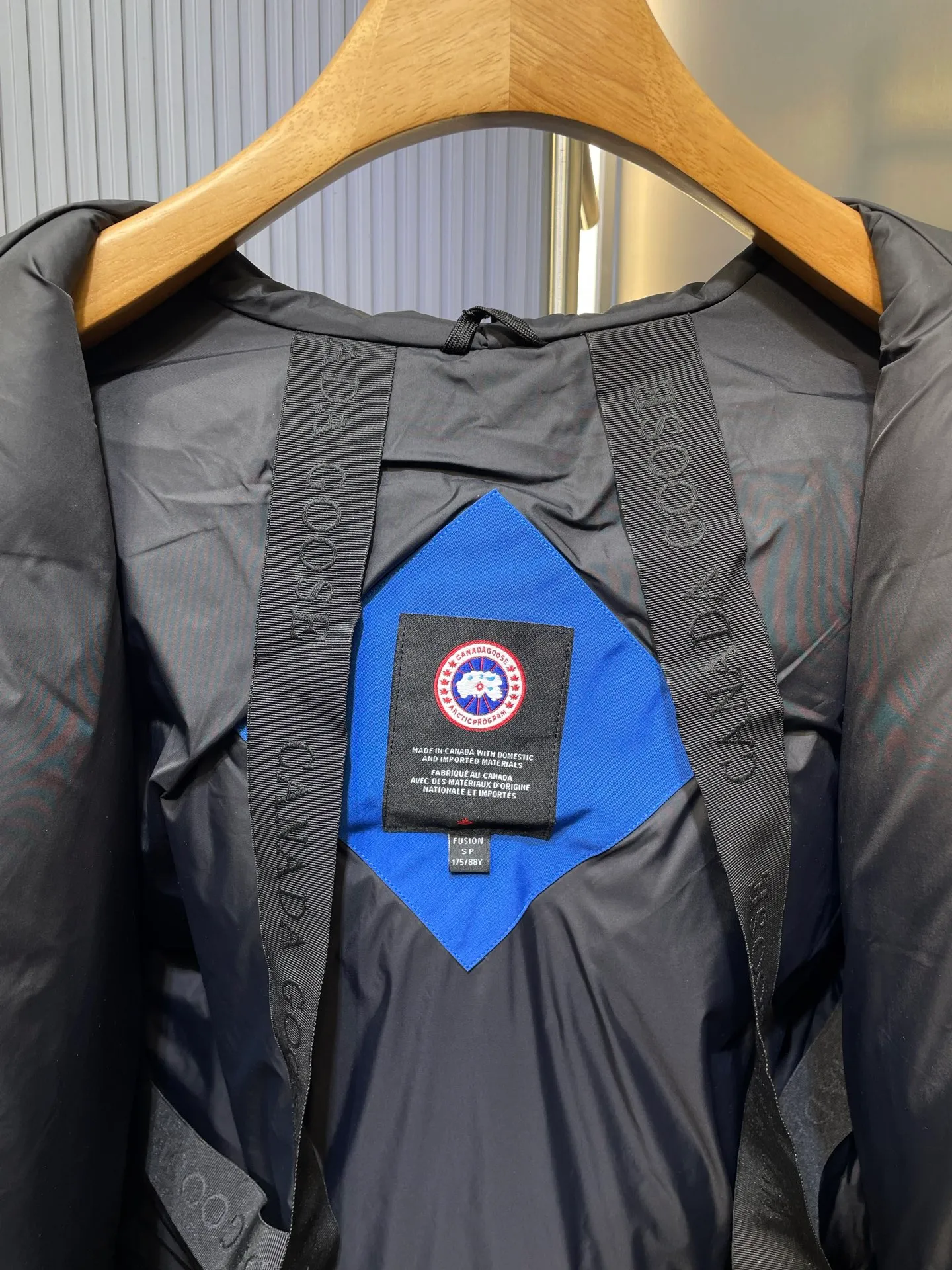 P910 special version 🌟 🇨🇦CANADA GOOES 24 new models 08 models/couple models Factory direct supply: supplying global purchasing agents, micro-business, entities, Tmall, high-end stalls and studio cooperation, free shipping! Canada Goose Expedition Parka 2008 is the same style for men and women. It is mid-length and the most timeless classic. All Arctic and Antarctic scientific expedition teams choose Canada Goose as their cold-proof equipment. It is the Rolls-Royce of down jackets. ➖ Industry-leading anti-counterfeiting chip sensing. ➖ Imported Behringer embroidery machines and customized embroidery labels, the highest level and industry leading. ➖ Imported Korean 21-count polyester-cotton blended original fabric, TC85 waterproof coated fabric, water-repellent, windproof and wear-resistant. ➖ The new national standard 80 white duck down is filled with an average of 520 grams of down. The amount of down filled is industry-leading. ➖ 100% nylon lining with double double-layer sealing design to prevent velvet running, and seamless thread design on the cuffs! ➖ Western Canadian Green Wolf Collar. ➖ Yoshida YKK provides original factory-customized electroplated sliders. YKK two-way lockable zippers are tight and smooth and do not peel off paint. ➖ 3M composite Velcro is durable and the accessories and hardware are all custom-made. Note: Our copywriting is only simple and clear. Instead of bragging about the copywriting, it is better to compare and understand with samples. Only for the purest goose, the most dedicated, the most professional, the highest quality, the highest cost performance!  Size:XS-XXL